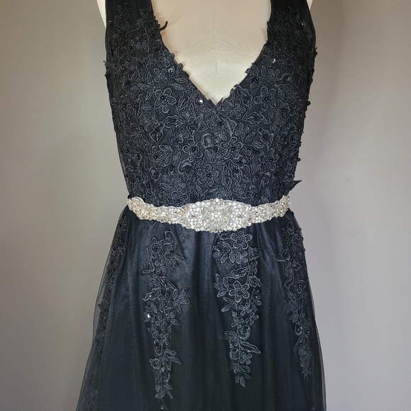 Double Deep V Tulle w/ Lace Applique Dress - Picture 3 of 4